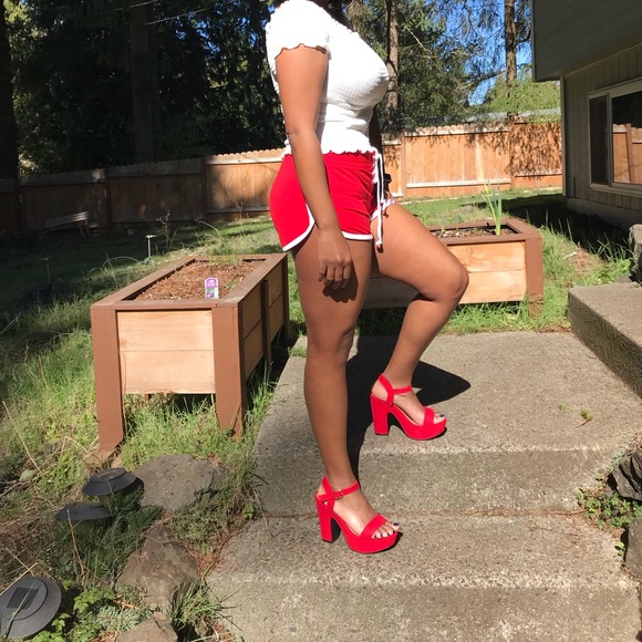 Heart and Hips Front Eyelet Drawstrings short - Picture 2 of 4